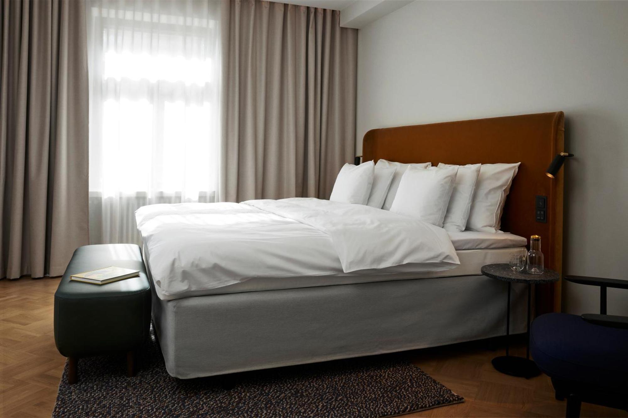 Solo Sokos Hotel Torni Helsinki Dış mekan fotoğraf A bed with a bed skirt