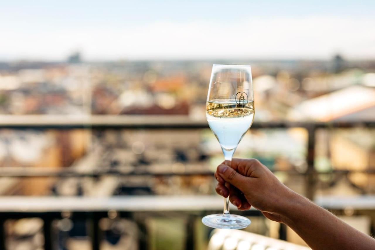 Solo Sokos Hotel Torni Helsinki Dış mekan fotoğraf A glass of champagne