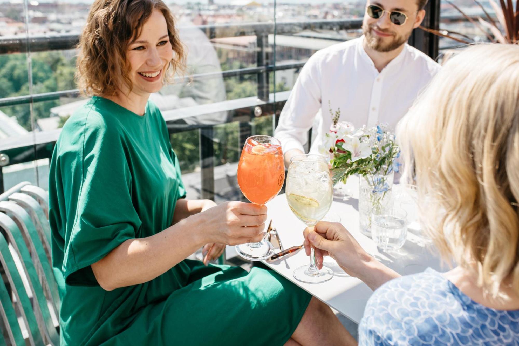 Solo Sokos Hotel Torni Helsinki Dış mekan fotoğraf A woman drinking a Bellini