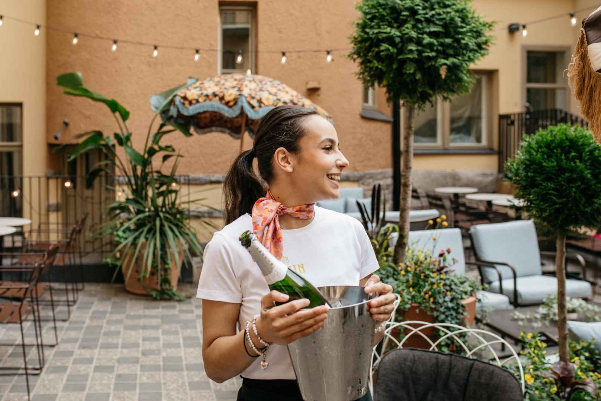 Solo Sokos Hotel Torni Helsinki Dış mekan fotoğraf A waitress in a restaurant