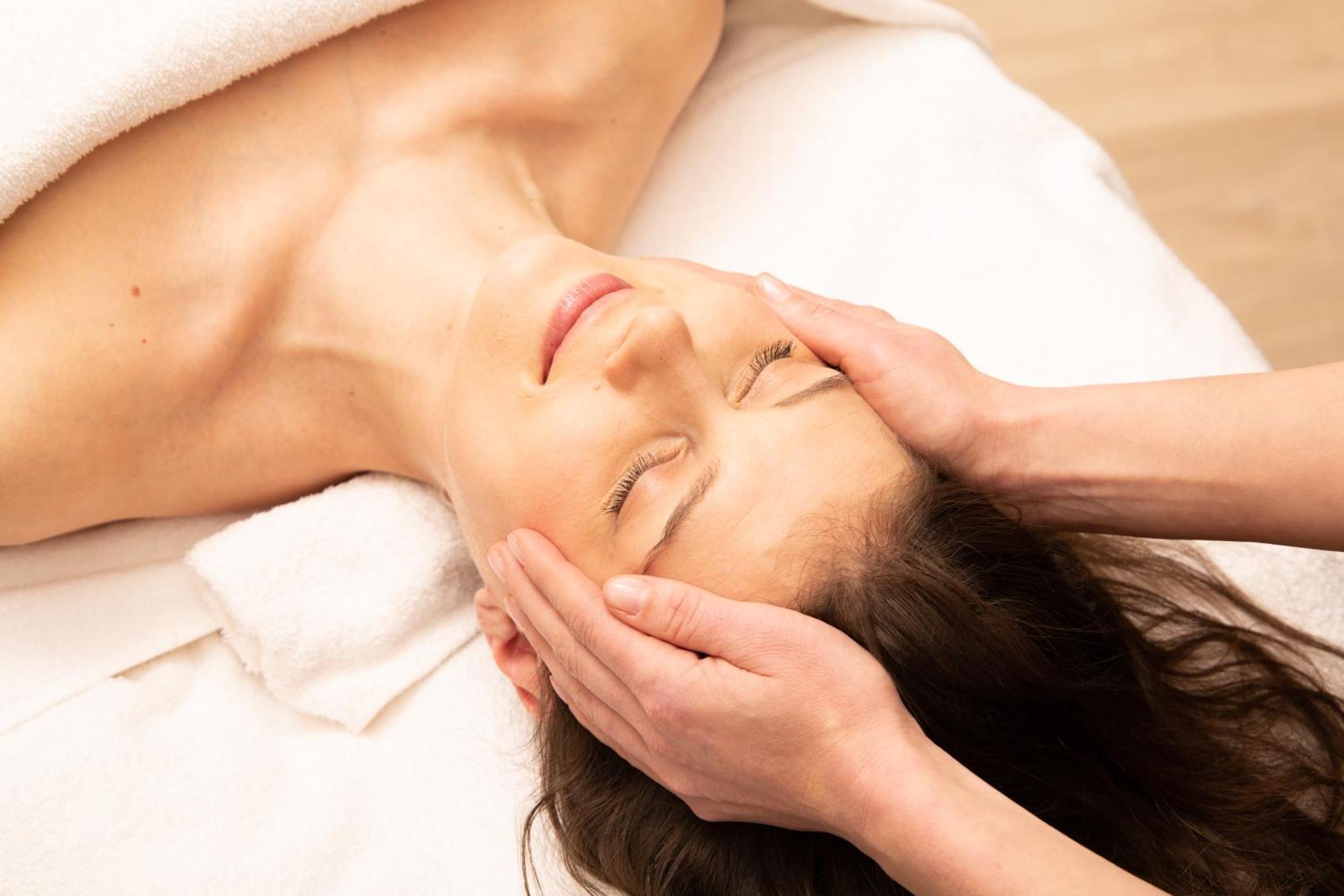 Solo Sokos Hotel Torni Helsinki Dış mekan fotoğraf A woman receiving a facial massage